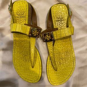 TORY BURCH 
Yellow croc leather 
gold logo detail 
sandals